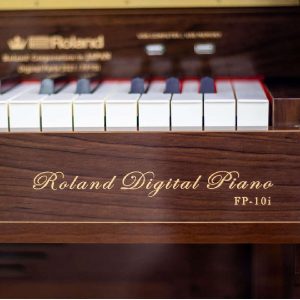 عکس از پیانو دیجیتال رولند طرح آکوستیک Roland FP-10 Plus