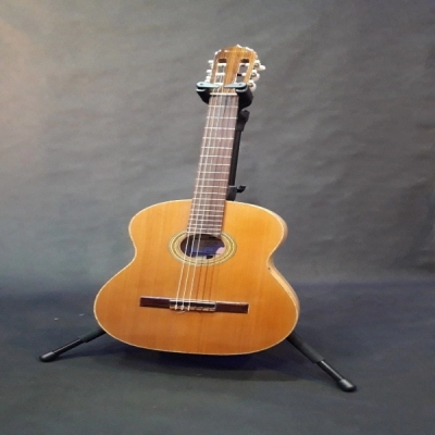 گیتار کلاسیک دست‌ساز صفری آکبند - donyayesaaz.com