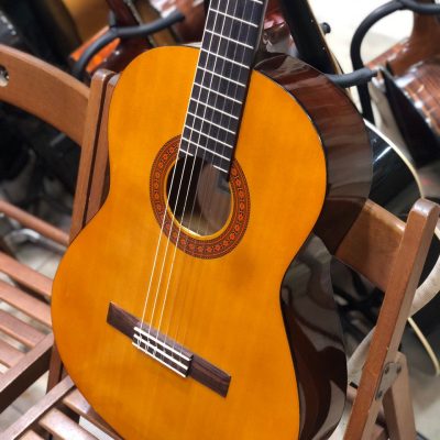 گیتار کلاسیک yamaha یاماها مدل c40 کارکرده در حد نو با کارتن