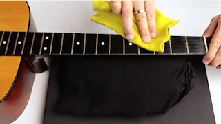 تمیز کردن گیتار آکوستیک