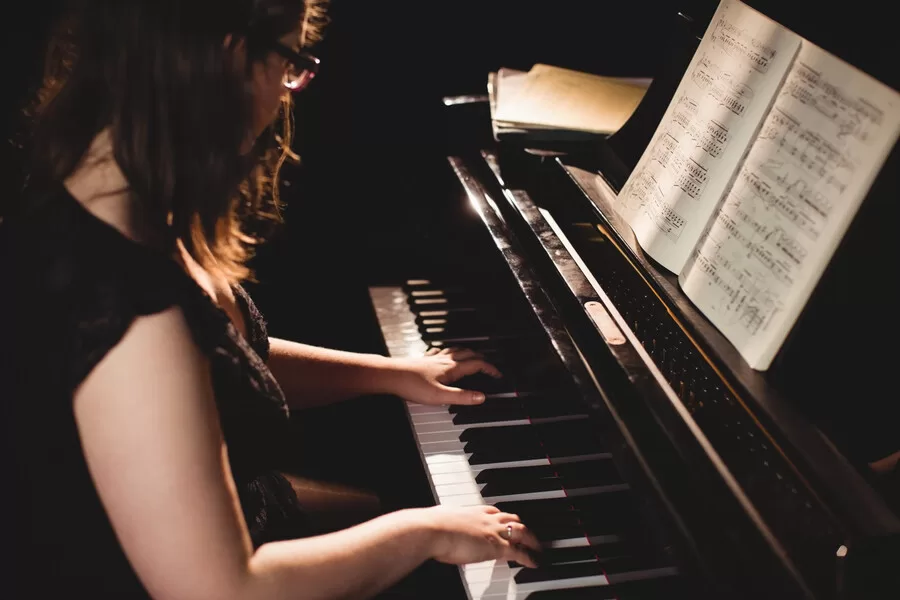 تمرین بیش از حد پیانو | 18 اشتباه رایج در یادگیری پیانو