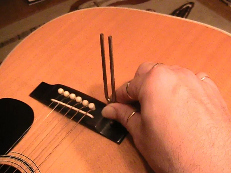نحوه استفاده از چنگال تنظیم برای کوک کردن گیتار کلاسیک