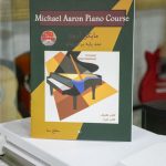 کتاب مایکل آرون متد پایه برای پیانو تکنیک و اجرا سطح سه نشر نکیسا